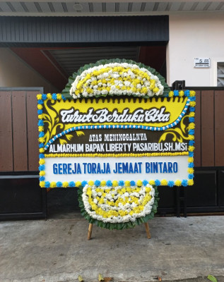 Papan Bunga Duka di Menui Kepulauan