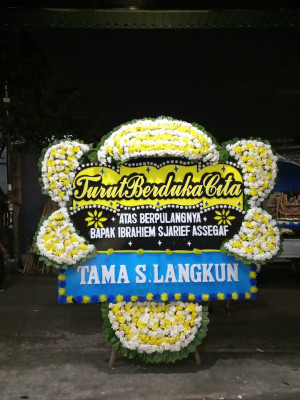 Papan Bunga Duka di Menui Kepulauan